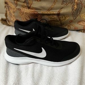 Women’s Nike flex size 8.5 shoes. Black